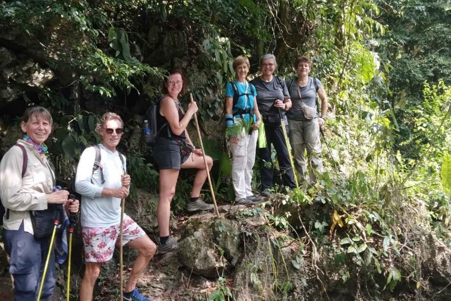 Día completo de senderismo por la selva del Parque Nacional de Cat Ba