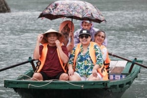 Ha Long Bay: 4-timmars kryssning med grottor, kajakpaddling och lunch