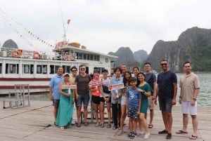Ha Long Bay: 4-timmars kryssning med grottor, kajakpaddling och lunch