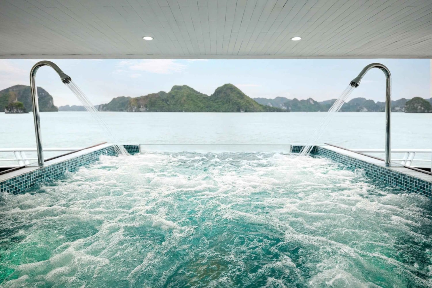 Ha Long Bay – Deluxe dagskryssning, lunch, kajakpaddling och solnedgångsfest