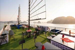 Ha Long Bay – Deluxe dagskryssning, lunch, kajakpaddling och solnedgångsfest