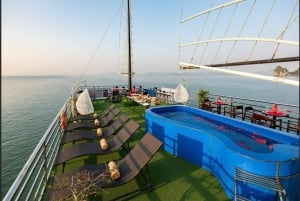 Ha Long Bay – Deluxe dagskryssning, lunch, kajakpaddling och solnedgångsfest