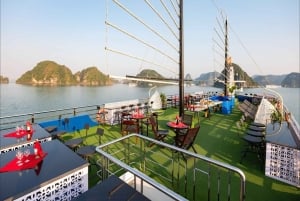 Ha Long Bay – Deluxe dagskryssning, lunch, kajakpaddling och solnedgångsfest