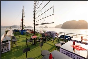 Ha Long Bay – Deluxe dagskryssning, lunch, kajakpaddling och solnedgångsfest