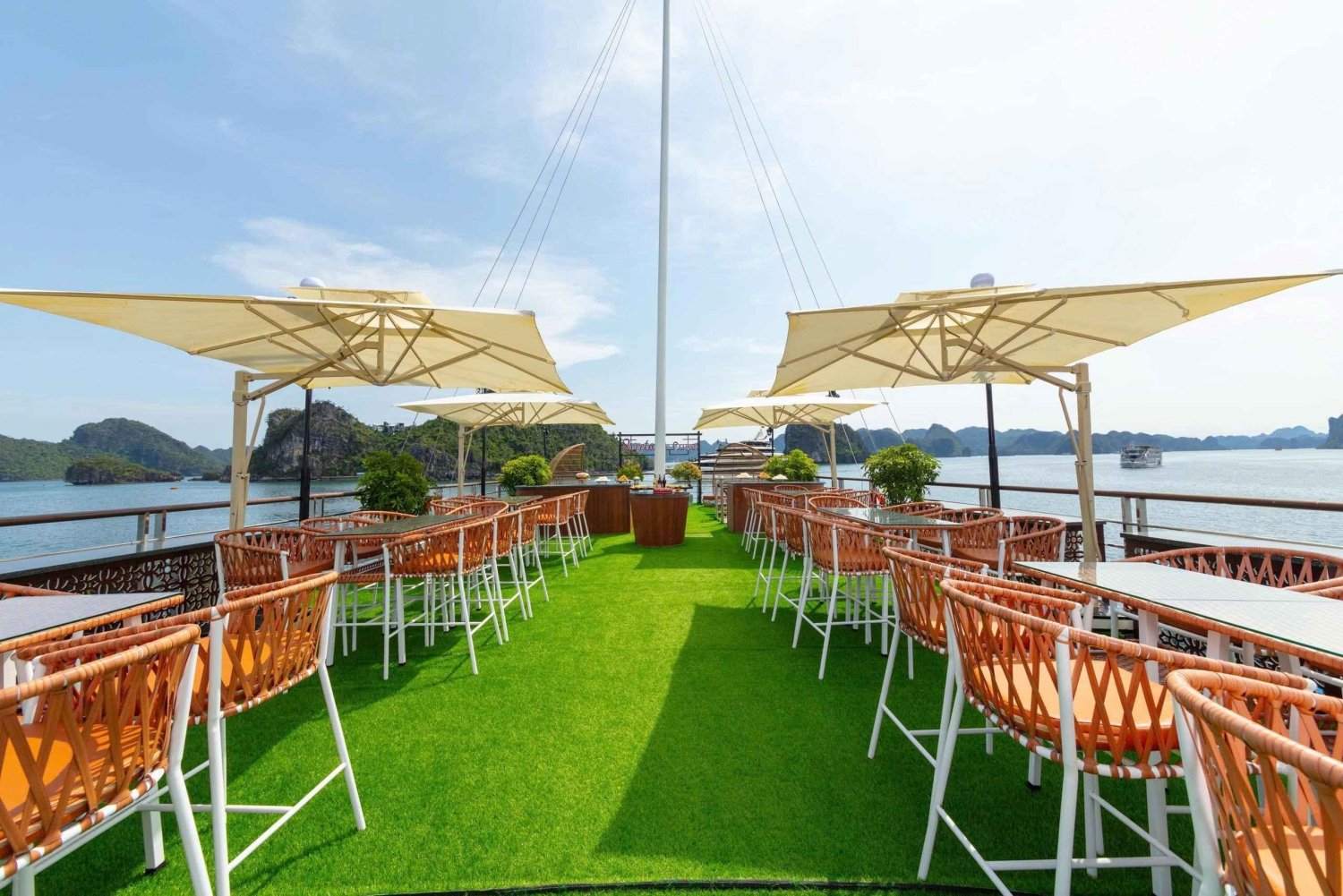 Ha Long Bay: Sweetness Cruise with Karaoke, Lunch & Activies