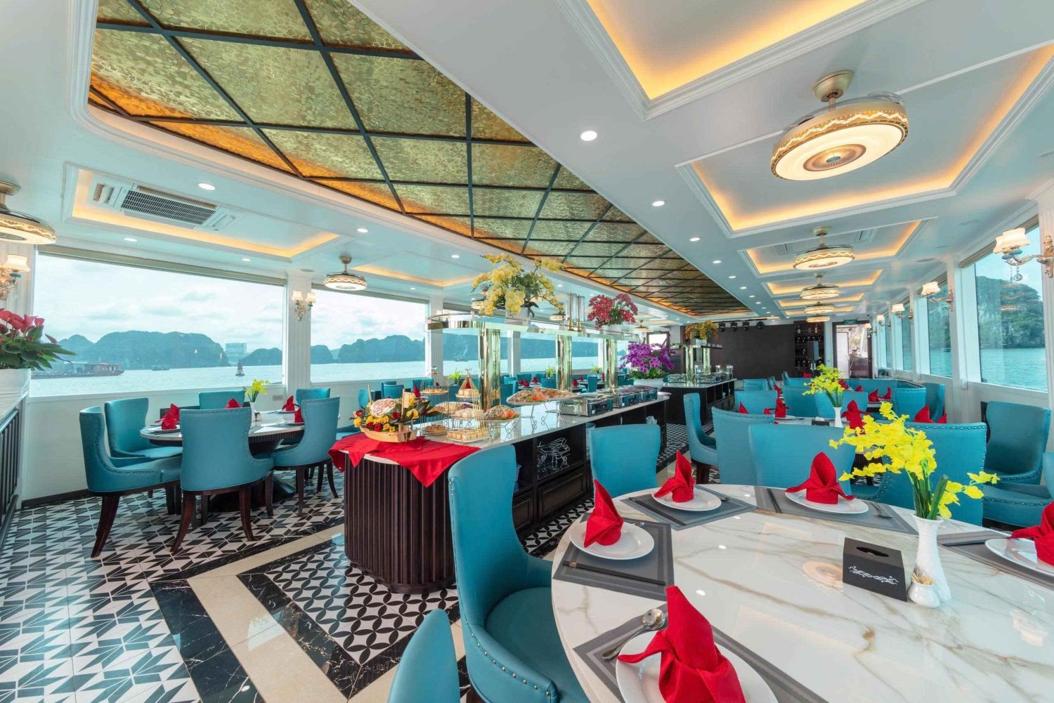 Ha Long Bay: Sweetness Cruise with Karaoke, Lunch & Activies