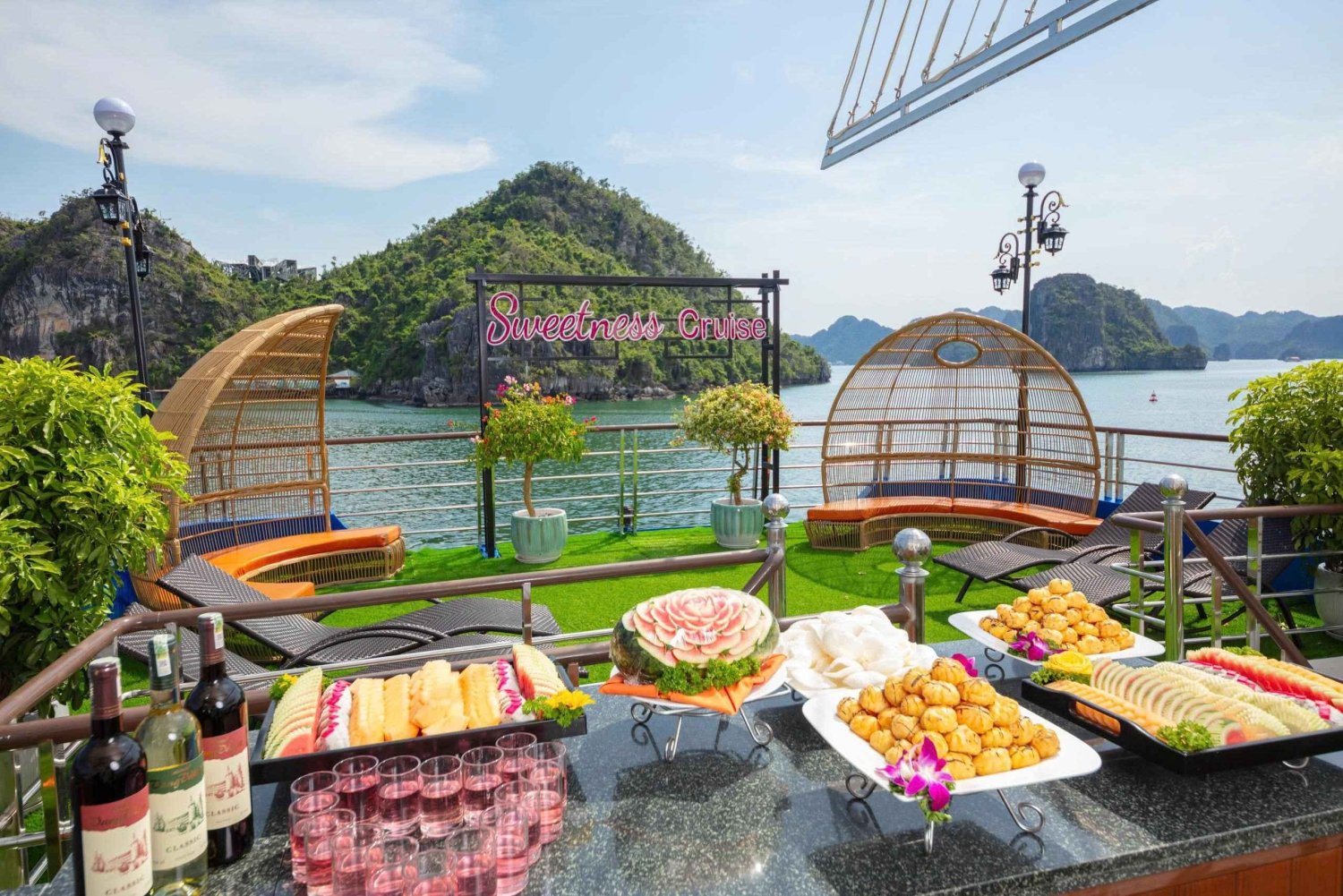 Ha Long Bay: Sweetness Cruise with Karaoke, Lunch & Activies