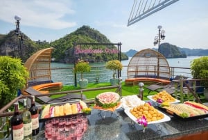 Ha Long Bay: Sweetness Cruise with Karaoke, Lunch & Activies