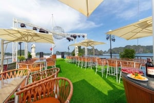 Ha Long Bay: Sweetness Cruise with Karaoke, Lunch & Activies