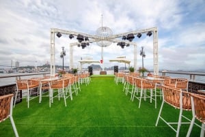 Ha Long Bay: Sweetness Cruise with Karaoke, Lunch & Activies