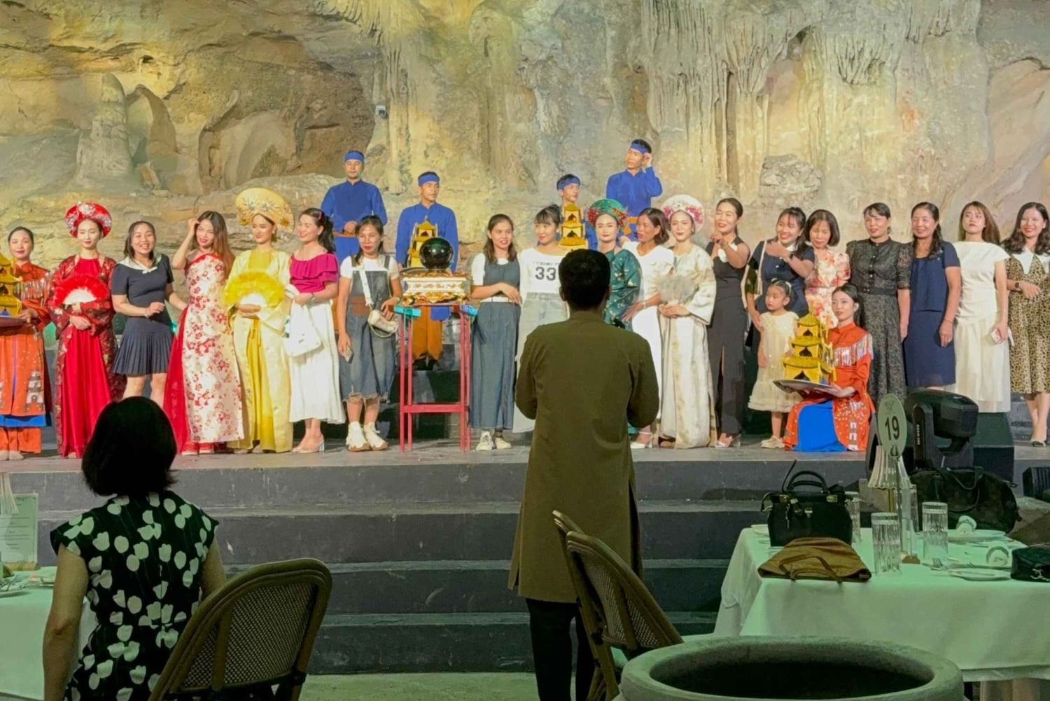 Ha Long: passeio privado pela Gruta Ngoc Long com espetáculo Pearl Dragon