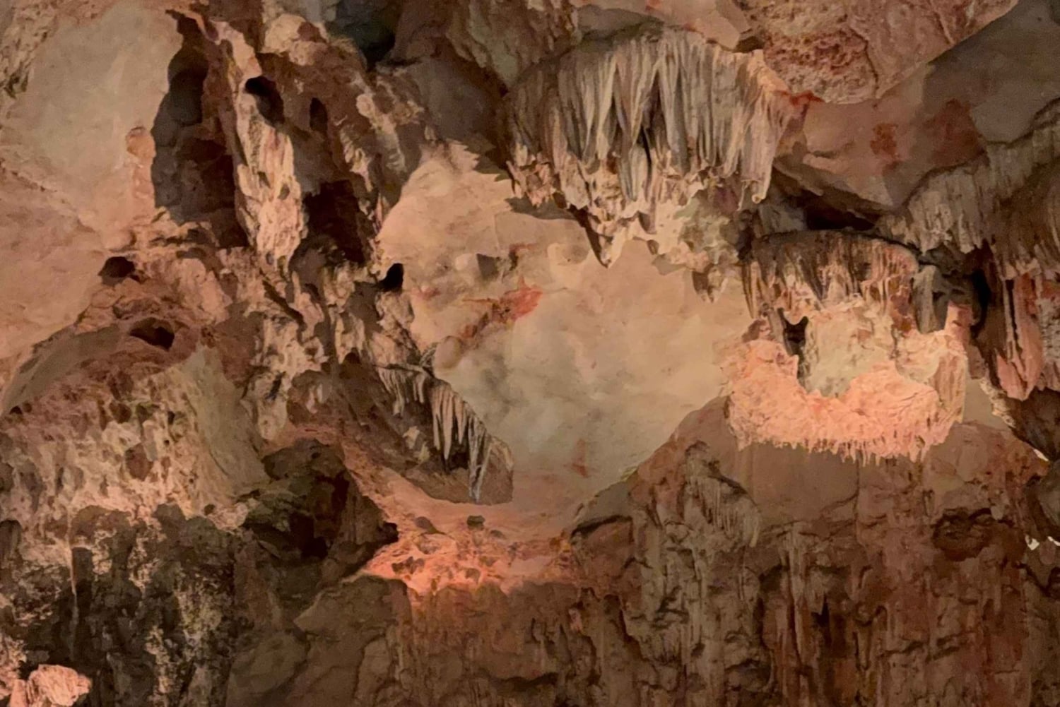 Ha Long: passeio privado pela Gruta Ngoc Long com espetáculo Pearl Dragon