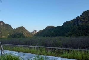 Ha Long: passeio privado pela Gruta Ngoc Long com espetáculo Pearl Dragon