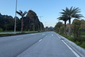 Ha Long: passeio privado pela Gruta Ngoc Long com espetáculo Pearl Dragon