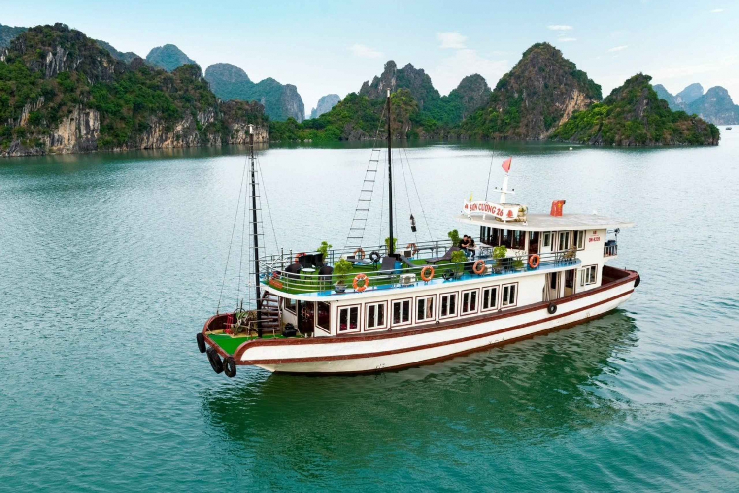 Ha Long: Surprise Cave Full-Day Cruise with Kayak and Beach