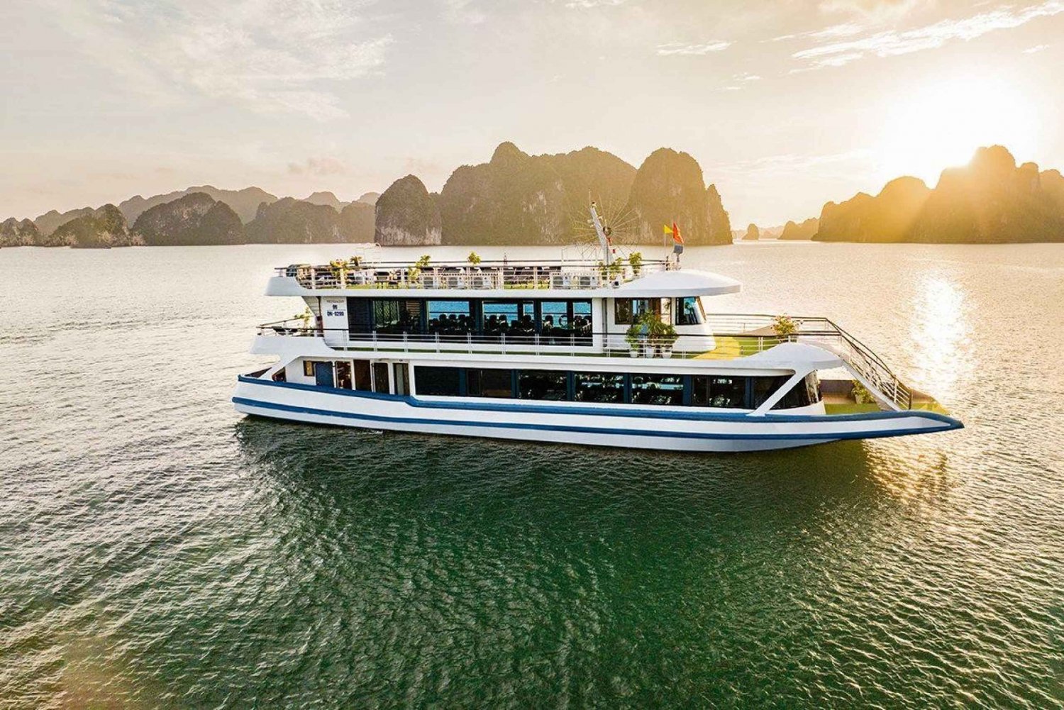Ha Noi : Ha Long Bay 5-Star Cruise with Kayak & Buffet Lunch