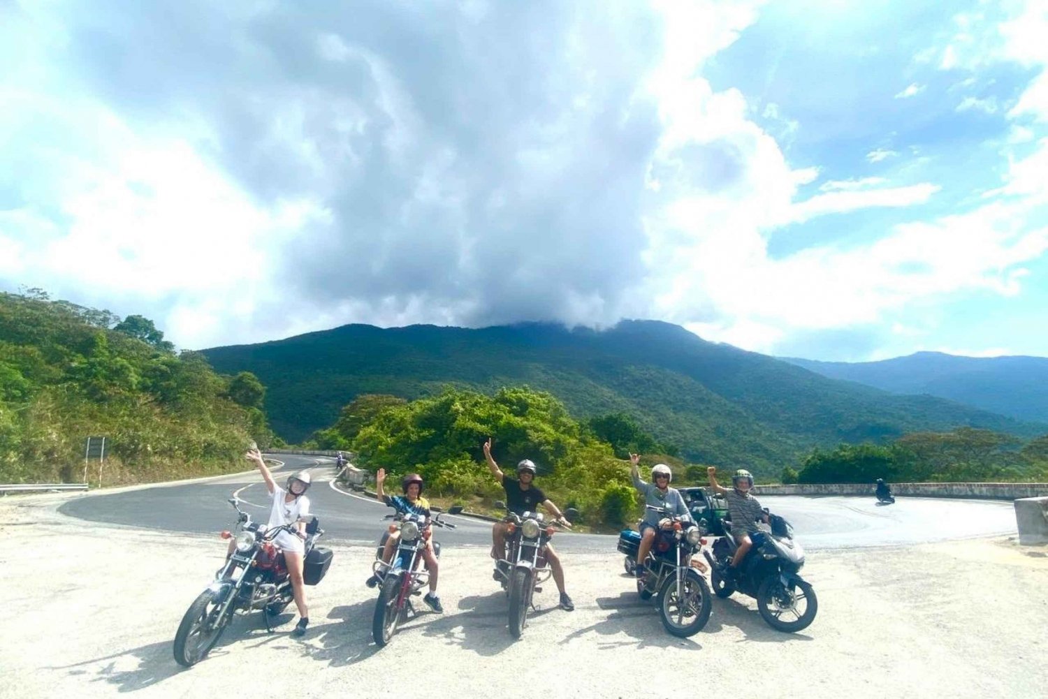 Hai Van Pass Motorbike Tour from Hoi An or Da Nang