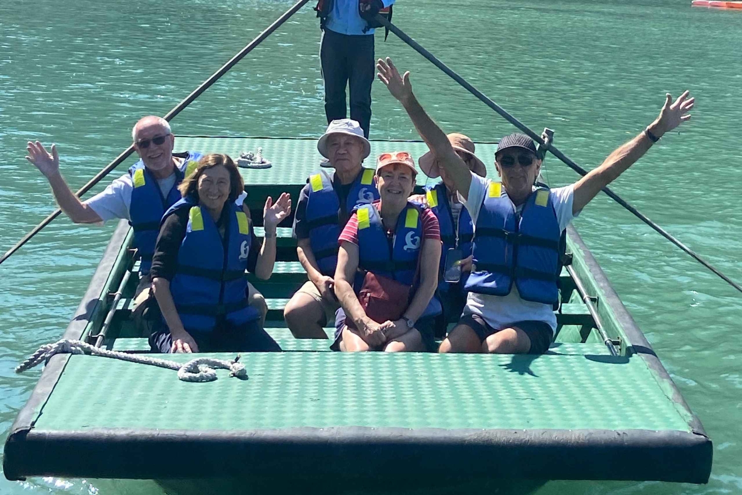 Aventura de 2 horas en lancha motora por la bahía de Halong