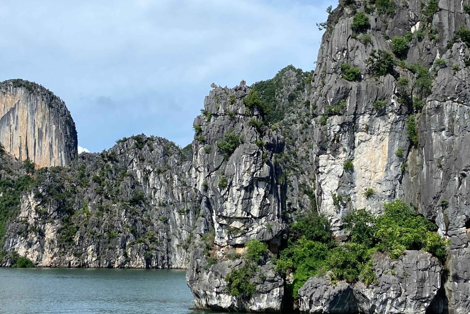 Aventura de 2 horas en lancha motora por la bahía de Halong