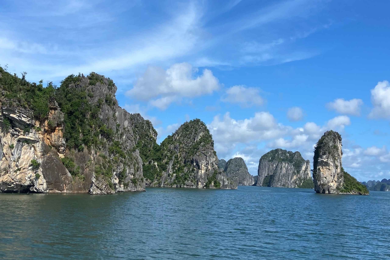 Aventura de 2 horas en lancha motora por la bahía de Halong