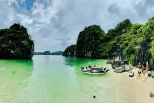 Aventura de 2 horas en lancha motora por la bahía de Halong