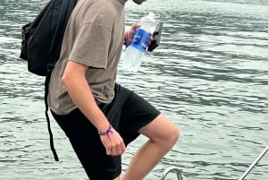 Aventura de 2 horas en lancha motora por la bahía de Halong