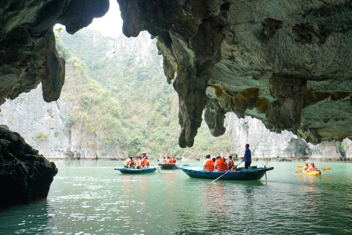 Crucero de 4 horas por la Bahía de Halong con espeleología, kayak y almuerzo