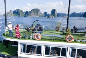 Ha Long Bay: 4-timmars kryssning med grottor, kajakpaddling och lunch