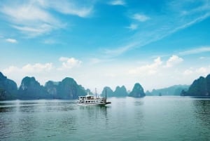 Ha Long Bay: 4-timmars kryssning med grottor, kajakpaddling och lunch