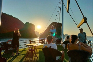 Ha Long Bay: 4-timmars kryssning med grottor, kajakpaddling och lunch