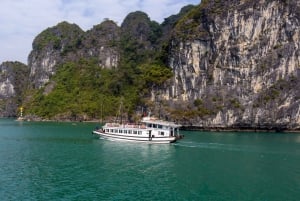 Ha Long Bay: 4-timmars kryssning med grottor, kajakpaddling och lunch