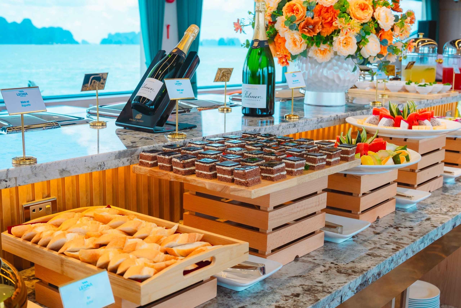 Halong Bay: Leona Dinner Cruise with Fireworks Show