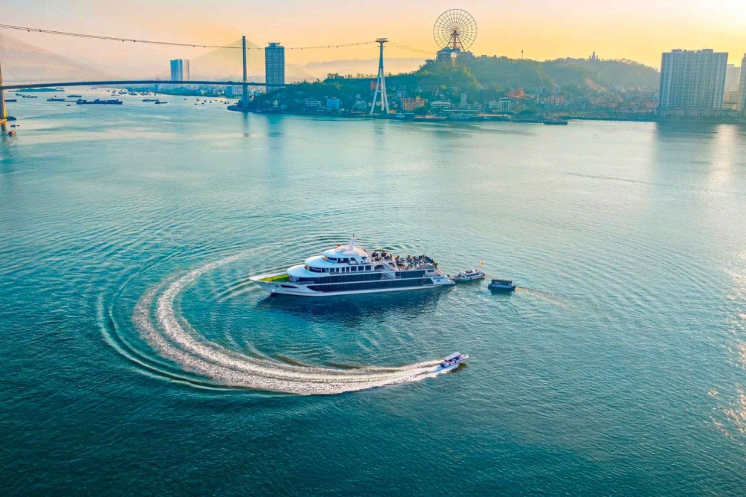 Baía de Halong: Cruzeiro Sea Octopus com almoço e visita a uma gruta