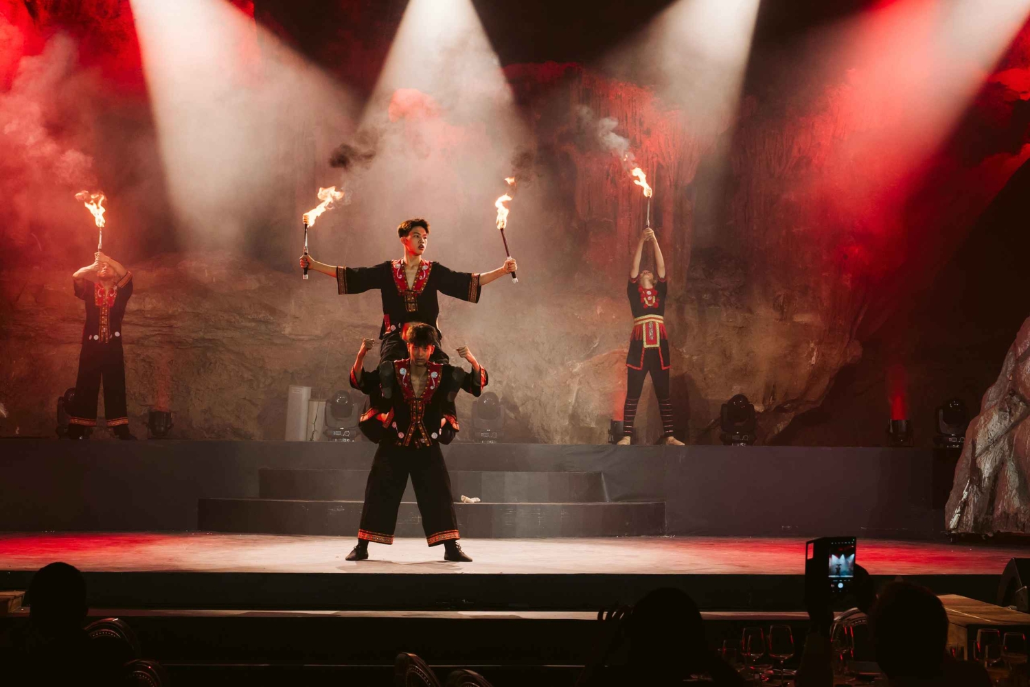 Caverna Halong Dragon Pearl: Espetáculo artístico ao vivo e jantar