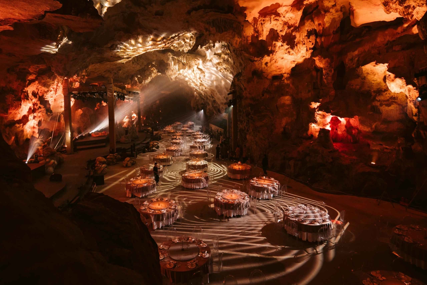 Caverna Halong Dragon Pearl: Espetáculo artístico ao vivo e jantar