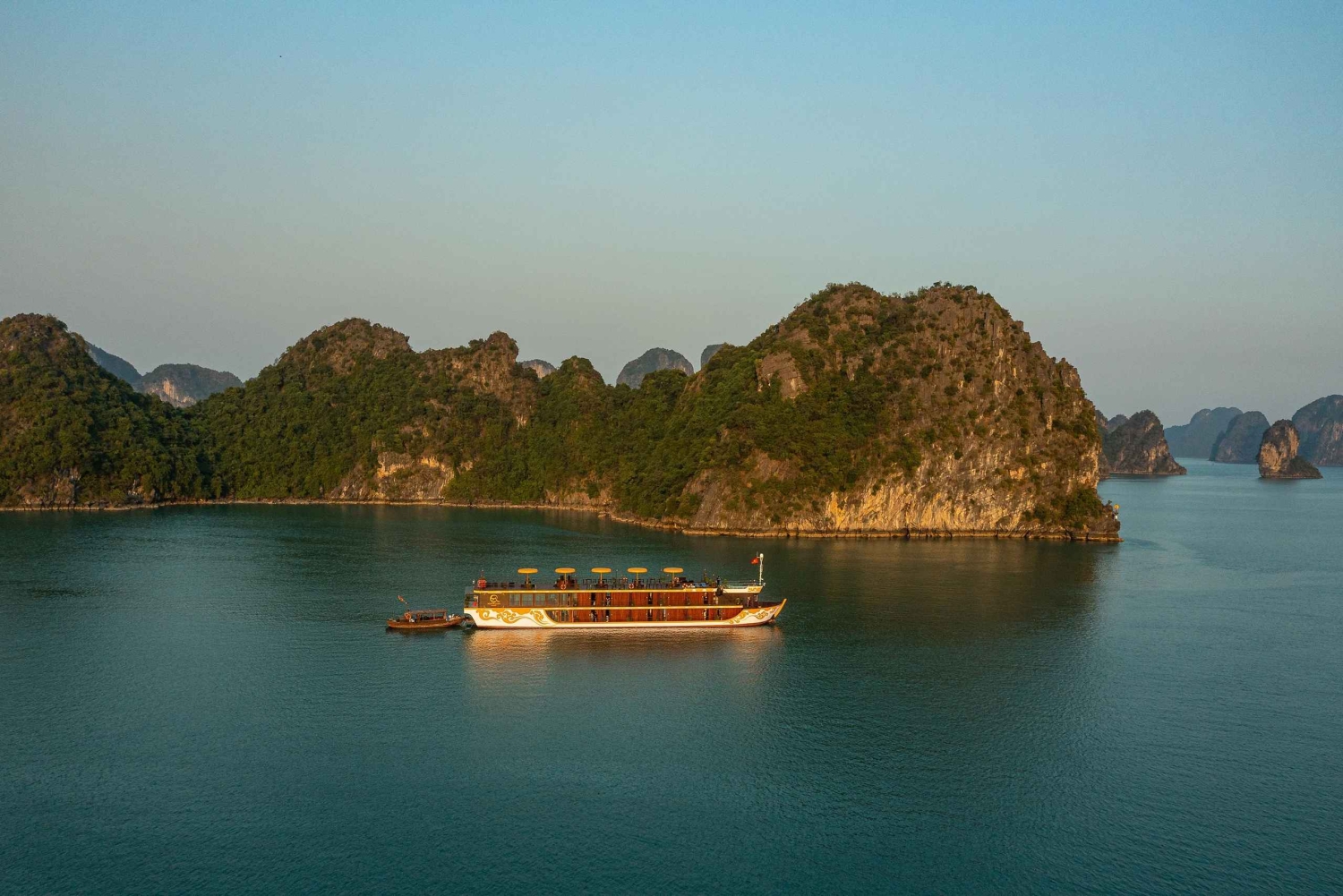 Halong & Lan Ha Bay: Nostalgia Cruise with Balcony Suite