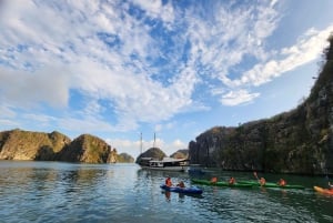 Hanói: crucero de lujo de 2 días por la bahía de Bai Tu Long, cuevas y kayak