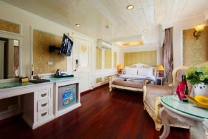 Hanói: crucero de lujo de 2 días por la bahía de Bai Tu Long, cuevas y kayak