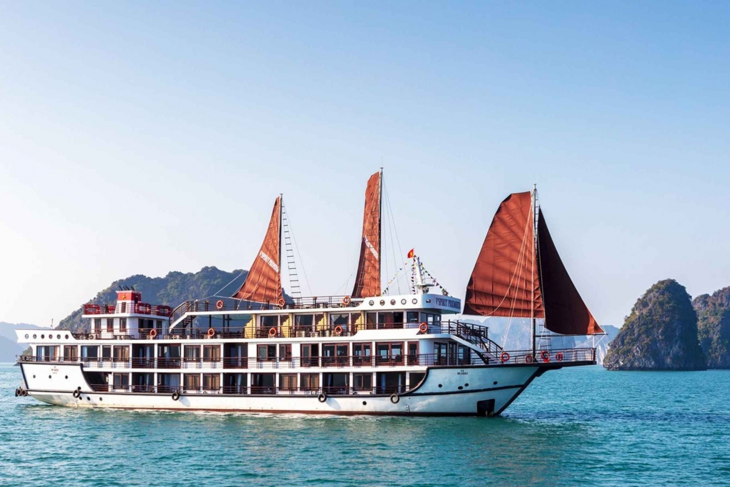 Hanoi: 2-Day Luxury Halong Bay and Lan Ha Bay Cruise