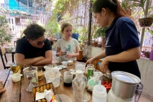 Clase de elaboración artesanal de café en Hanoi con Train Street