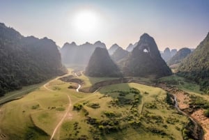 ハノイ発：バンザン滝、ヌオム・ンガオ洞窟2日ツアー