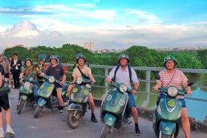 Hanói: paseo en vespa por Bat Trang, pueblo de cerámica, espectáculo en vivo de GOM
