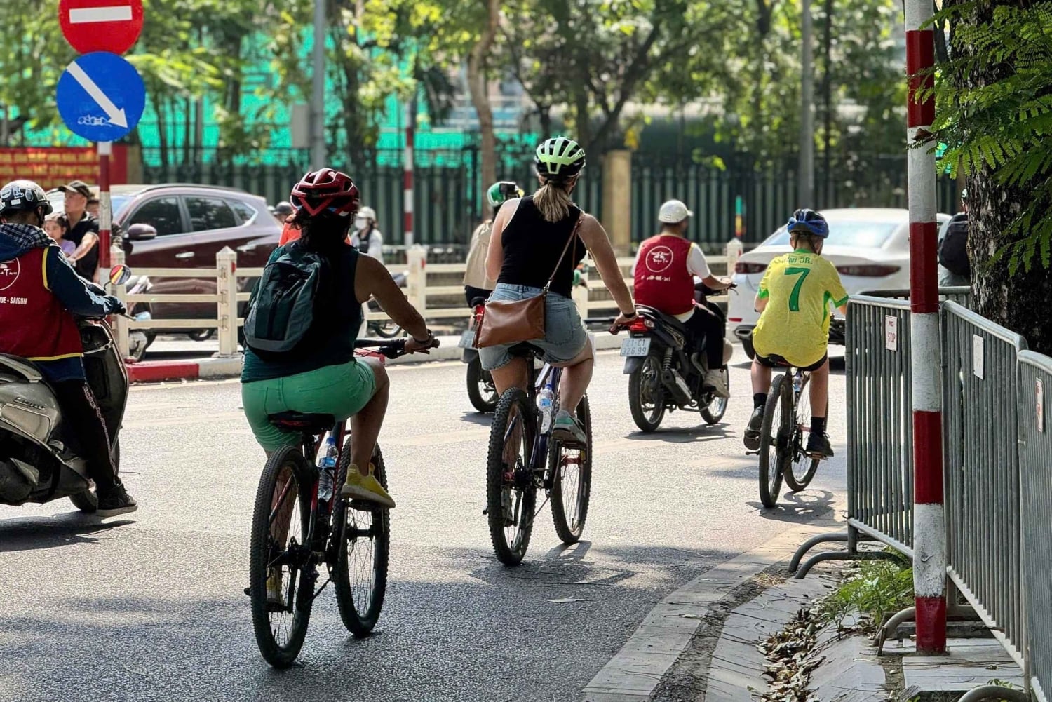 女性がご案内するハノイ市内自転車ツアー