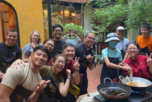 Hanói: Cozinha Rosa: Pho/Bun Cha/Nem + Café de Ovo/Sal grátis