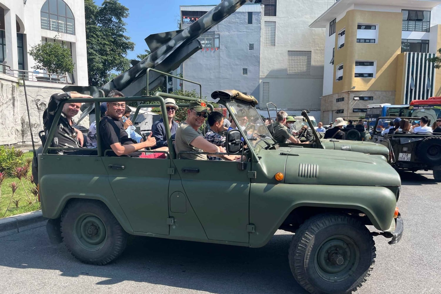 Hanoi: maaseudulle ja Bat Trangin keramiikkakylään jeepillä