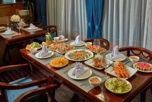 Hanoi: Viihtyisä Halong Bayn risteily yön yli aterioineen