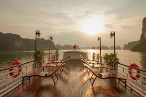 Hanoi: Przytulny nocny rejs po zatoce Halong z posiłkami