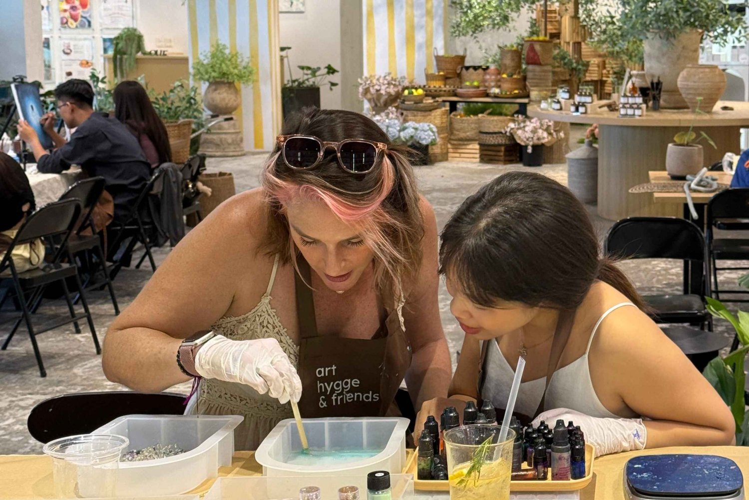 Hanoi: DIY-workshop med lysende fotorammer i harpiks