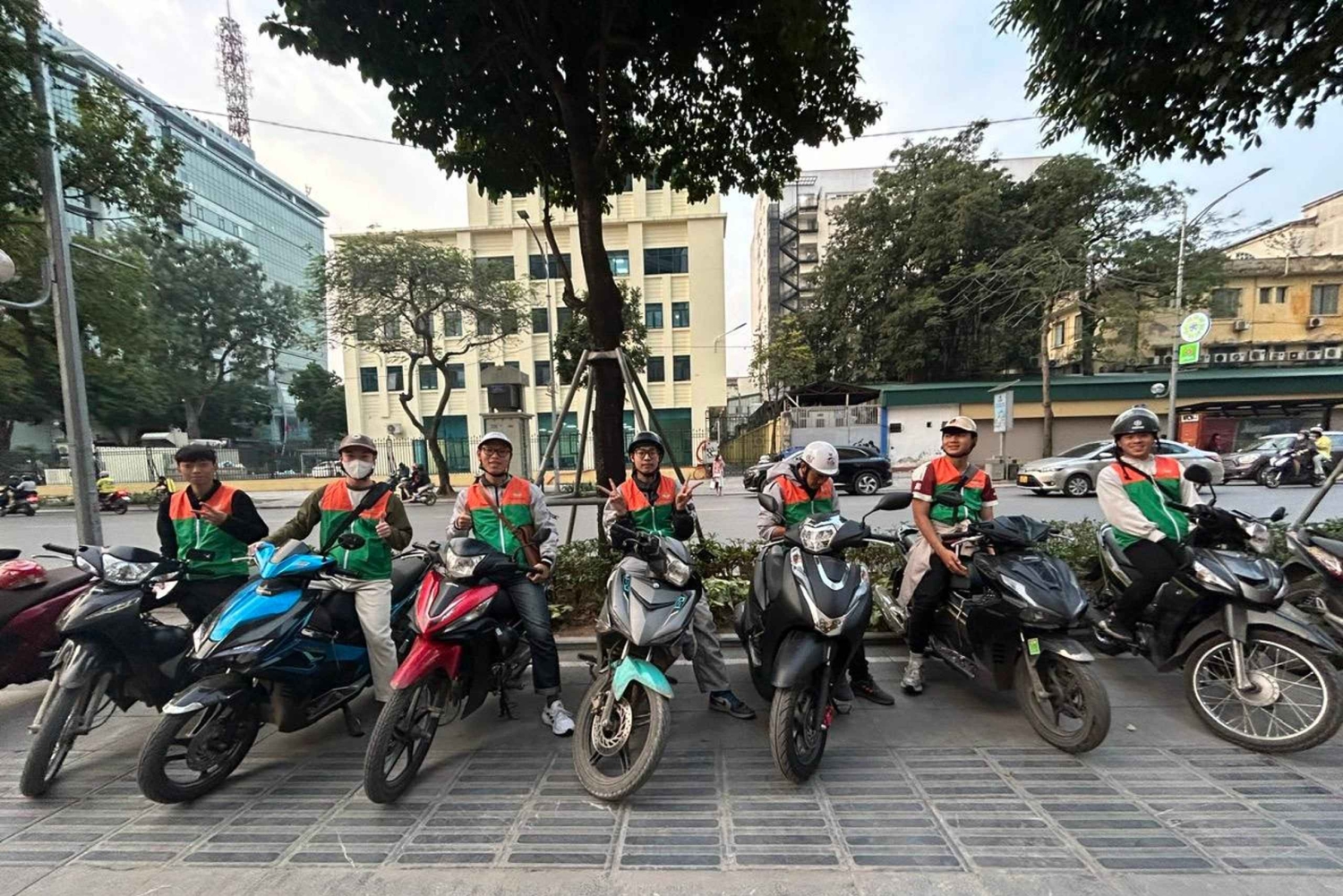 Hanoi: Ruta gastronómica y turística en moto con 7 degustaciones