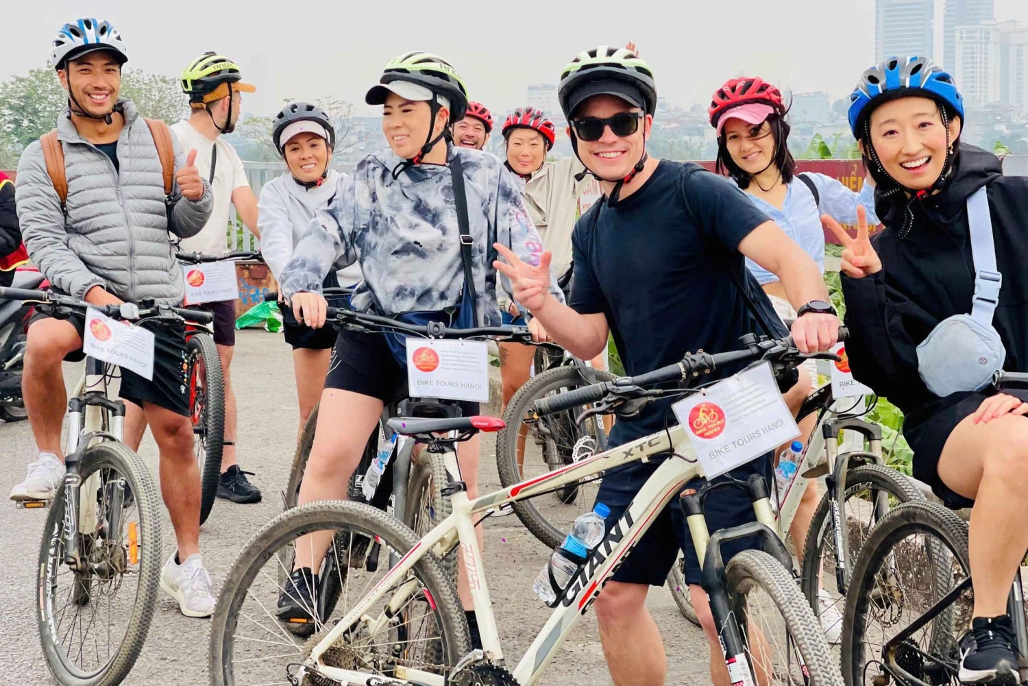 女性がご案内するバチャン村へのハノイ自転車1日ツアー